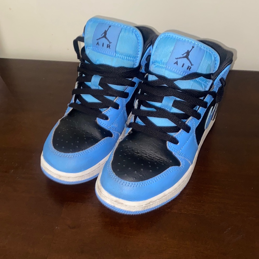 Jordan 1 size 5y💙